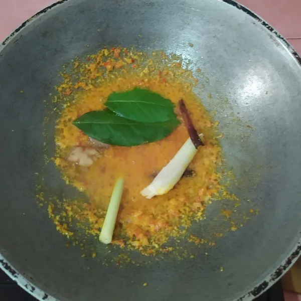 Tumis, kemudian masukkan daun salam, kayu manis, lengkuas dan serai. Tumis hingga harum.