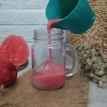 Masukkan es batu ke dalam gelas saji.
Tuang jus jambu biji ½ gelas.
