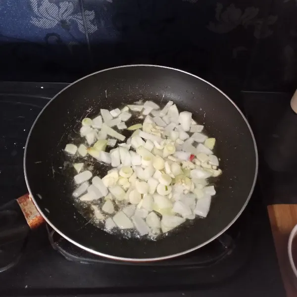 Panaskan 5 sdm minyak, tumis bawang putih dan bawang bombay hingga layu.