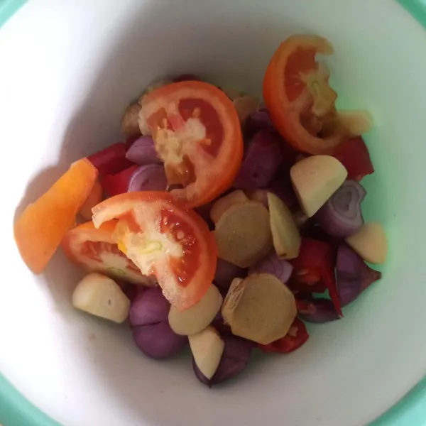 Potong-potong bawang merah, bawang putih, cabai, tomat, jahe dan kemiri. Kemudian blender sampai halus.