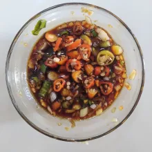 Lalu campur dengan kecap manis, kecap asin, kecap inggris dan minyak wijen. Tambahkan irisan cabe rawit, aduk rata, sisihkan.