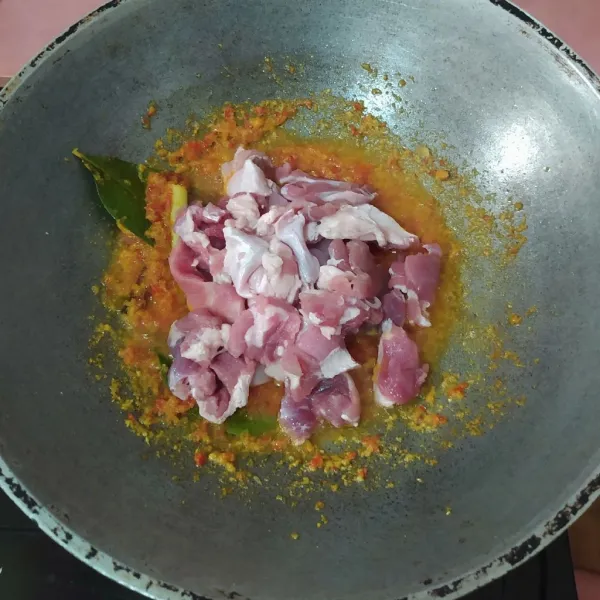 Masukkan daging, tumis hingga berubah warna.