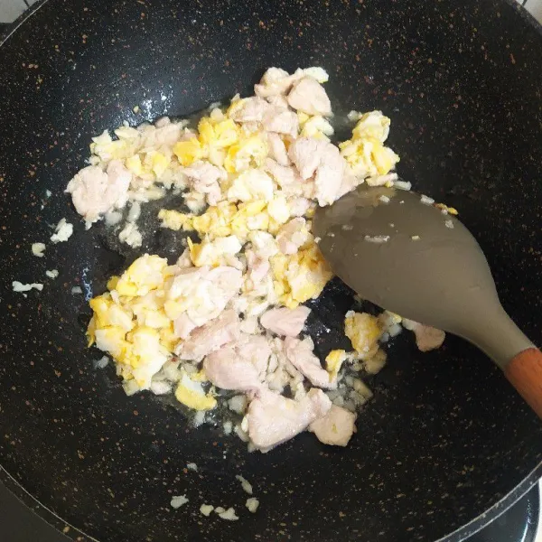 Tumis baceman bawang putih hingga harum lalu masukan dada ayam dan telur ayam, orak-arik hingga matang.
