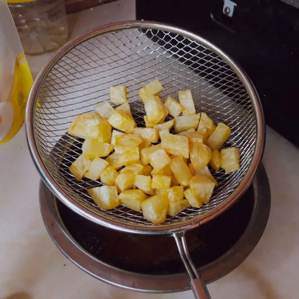 Kupas kentang, cuci bersih dan potong dadu. Goreng hingga matang dan tiriskan.
