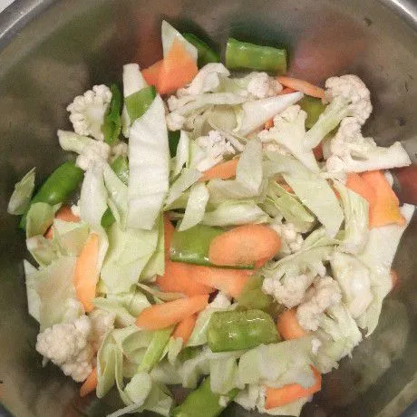 Siapkan bahan sayuran. Bisa juga pakai sayuran yang lain.