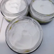 Tambahkan whipcream dan ratakan.