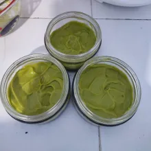 Tuang jus alpukat, lalu ratakan.