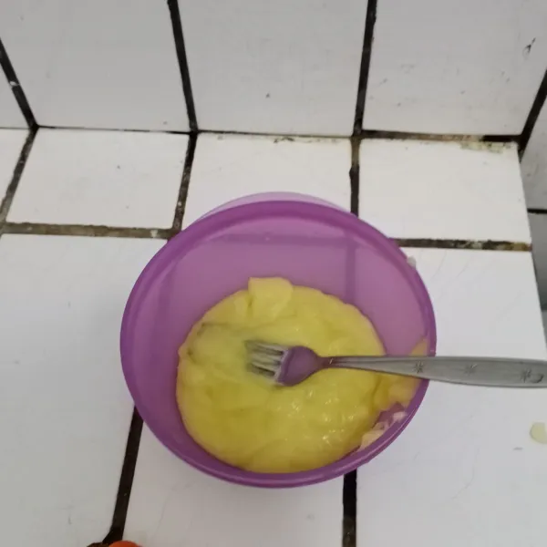Potong kentang lalu rebus sampai empuk dan haluskan dengan garpu.