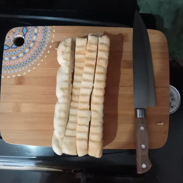 Potong roti tapi tidak sampai putus menjadi 4 bagian.