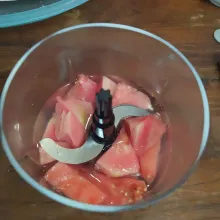 Kupas jambu biji yang sudah matang, potong-potong lalu masukkan ke dalam blender, beri air dan gula sesuai selera. Blender hingga halus.