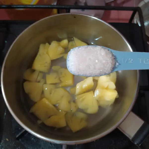 Masak potongan nanas bersama air, gula pasir dan air perasan jeruk nipis. Masak sambil diaduk hingga air mengental Dan nanas agak hancur. Angkat dan biarkan dingin.