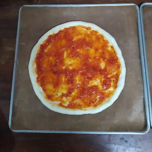 Olesi dengan saus marinara.