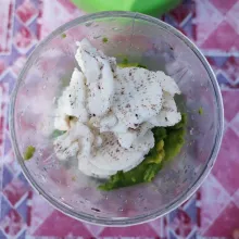 Blender alpukat, cream oreo, dan whipcream bubuk hingga halus dan tercampur rata. Kemudian pindahkan ke mangkuk dan sisihkan.