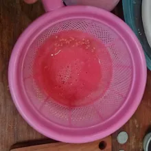 Saring dan buang bijinya.