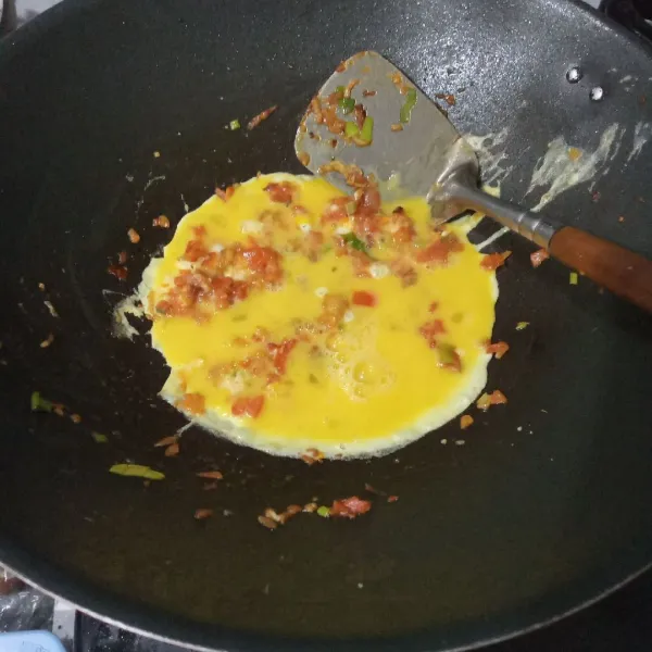 Tuang kocokan telur ke dalam wajan.