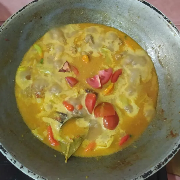 Beri kecap manis, aduk rata.
Terakhir, masukkan tomat lalu tes rasa.