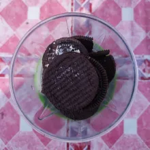 Pisahkan biskuit oreo dengan creamnya, kemudian blender hingga halus.