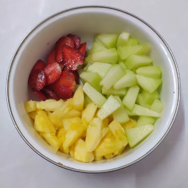 Kupas dan potong buah sesuai selera.