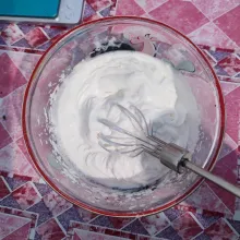 Mixer whipcream dan air es hingga mengental, lalu sisihkan.