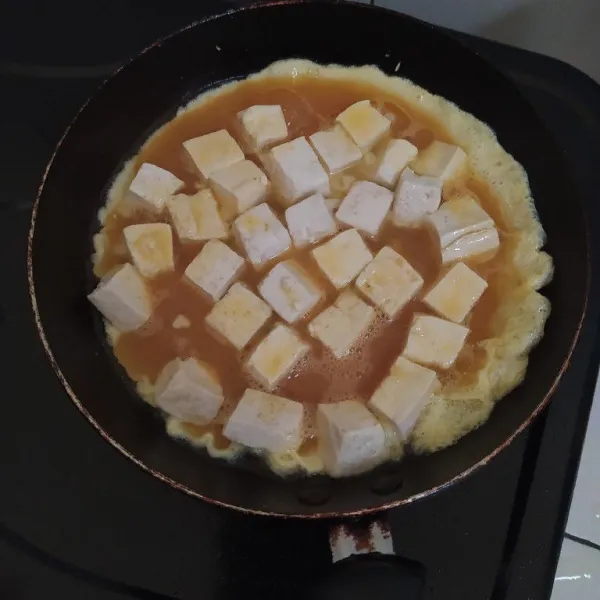 Kocok telur lalu tuang ke dalam teflon.