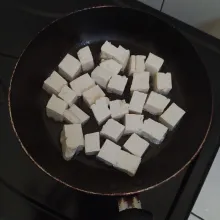 Panaskan secukupnya minyak lalu potong-potong tahu dan goreng setengah matang, biarkan tahu di dalam teflon.