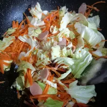Tambahkan saos tiram, garam, penyedap rasa dan sedikit air. Masak hingga sayuran agak layu.