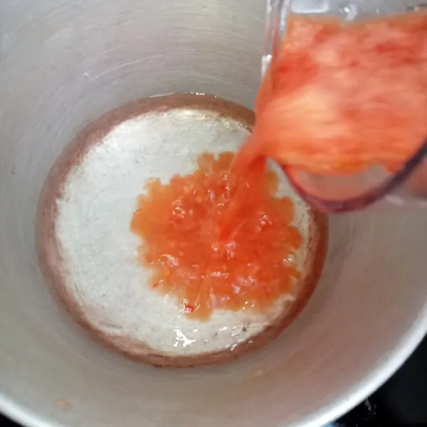 Blender cabai merah dan cabai rawit hingga halus kemudian masukkan ke dalam panci yang berisi air dan Masak hingga mendidih.