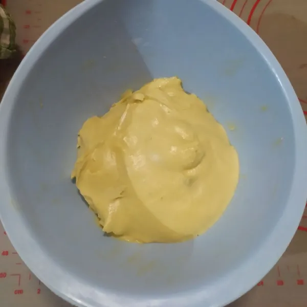 Masukkan margarin dan garam, uleni lagi sampai kalis elastis.
Jika terlalu lembek, tambahkan sedikit tepung.