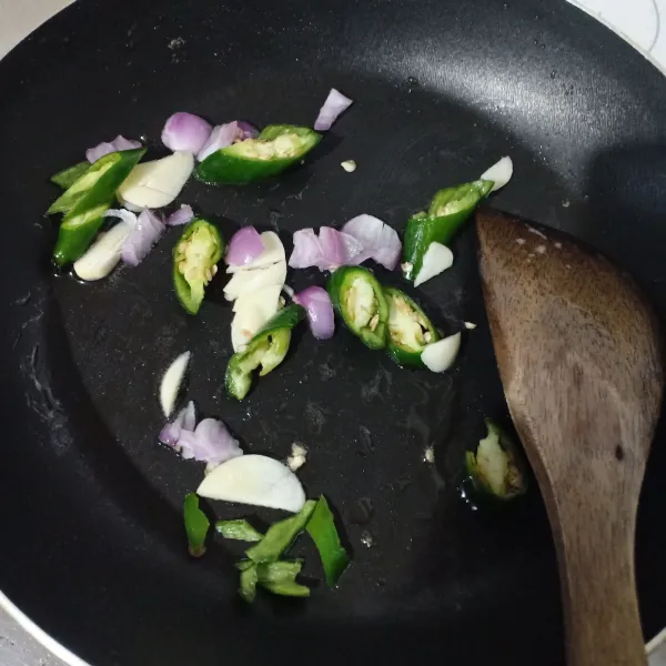 Tumis bumbu sampai harum.