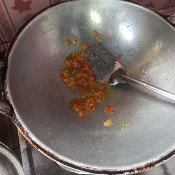 Tumis bumbu halus sampai harum dan matang.