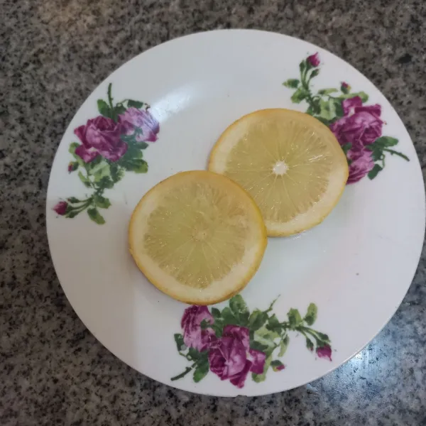 Siapkan irisan jeruk lemon.