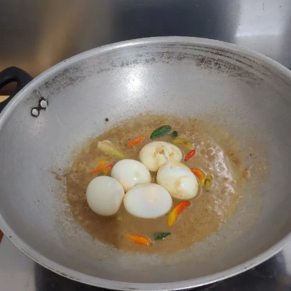 Masukkan telur dan aduk-aduk sebentar, lalu beri garam, gula, dan kaldu bubuk.