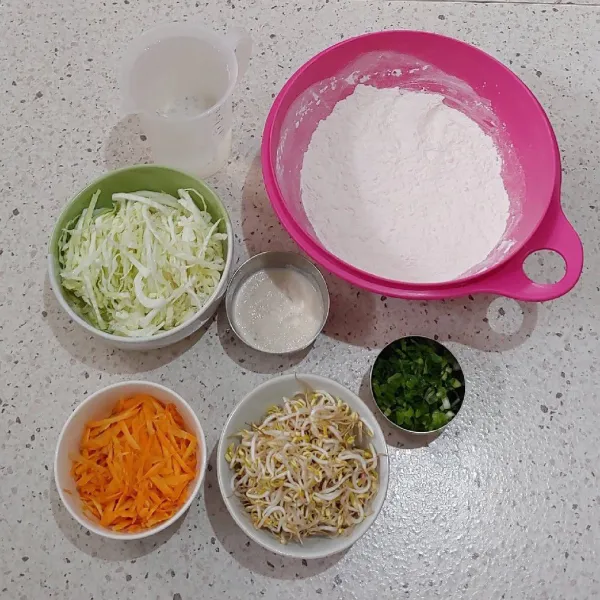 Siapkan bahan bahannya lalu cuci bersih sayuran yang akan digunakan.