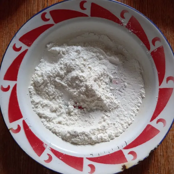 Dalam wadah campurkan tepung terigu, tepung maizena, lada bubuk, bawang putih bubuk, penyedap, garam, baking powder aduk rata