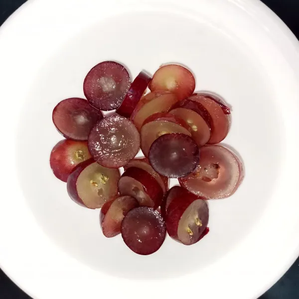 Potong-potong anggur letakkan di dalam mangkuk.