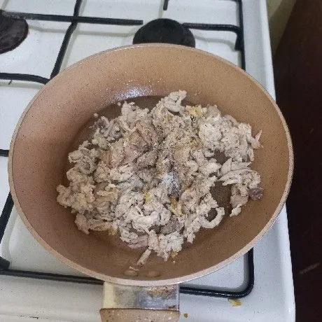 Masukkan daging dada ayam, tambahkan garam, kaldu jamur dan merica bubuk, masak hingga agak kering, koreksi rasa.