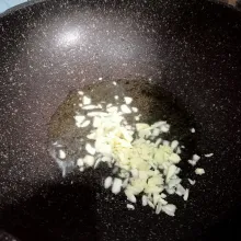 Tumis bawang putih sampai wangi. Masukkan lada bubuk.
