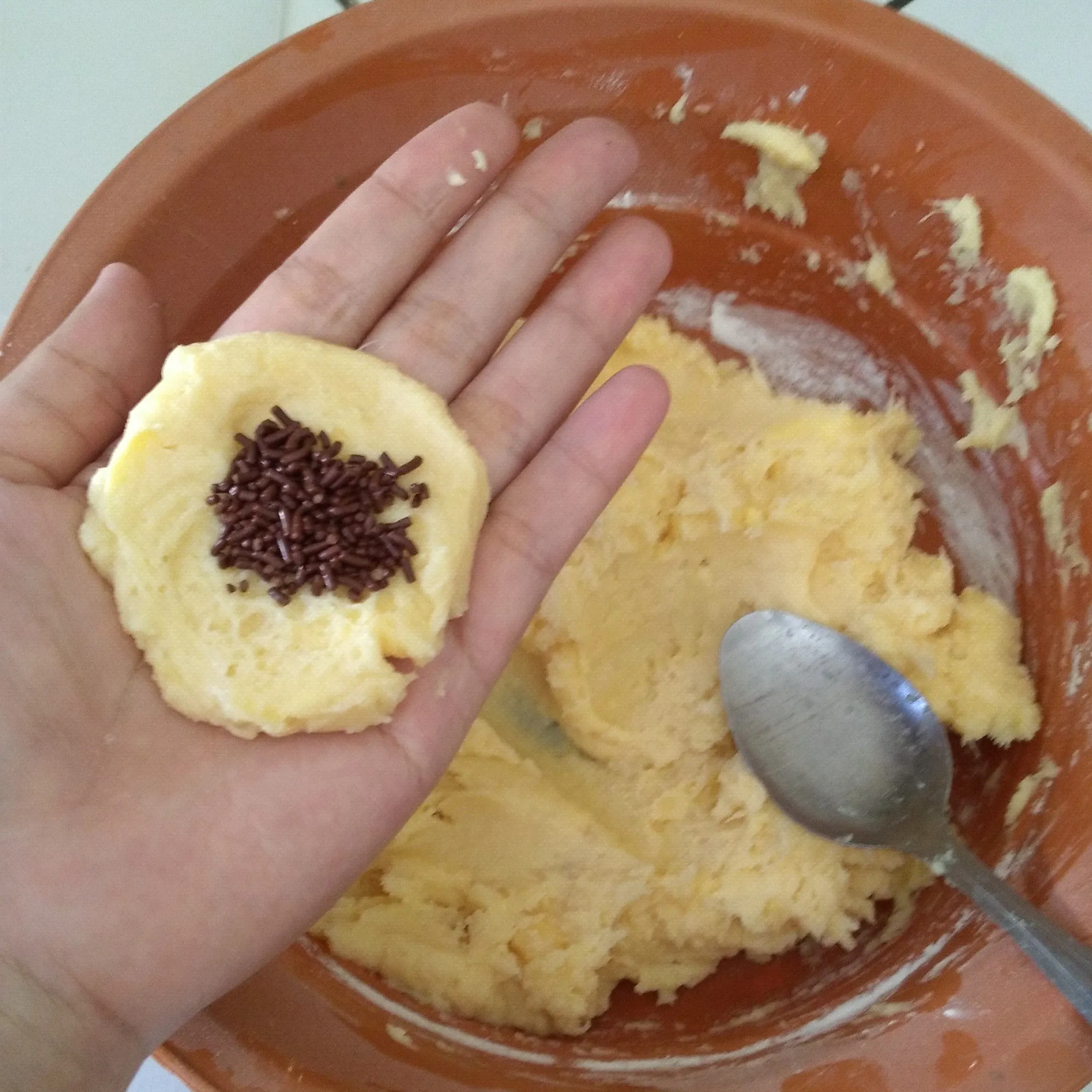 Step 4 Bola Tape Isi Cokelat