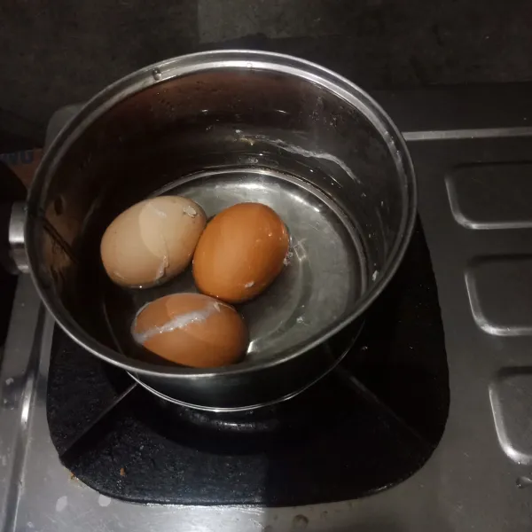 Siapkan air dalam panci, lalu rebus telur ayam sekitar 10 menit atau sampai matang.