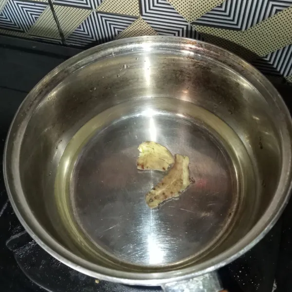 Rebus jahe dan air di panci.