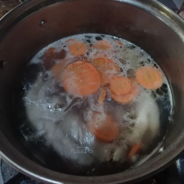 Lalu masukan tumisan bawang putih kedalam rebusan ayam, aduk rata tambahkan wortel, garam, gula, lada bubuk dan kaldu bubuk masak wortel 1/2 matang