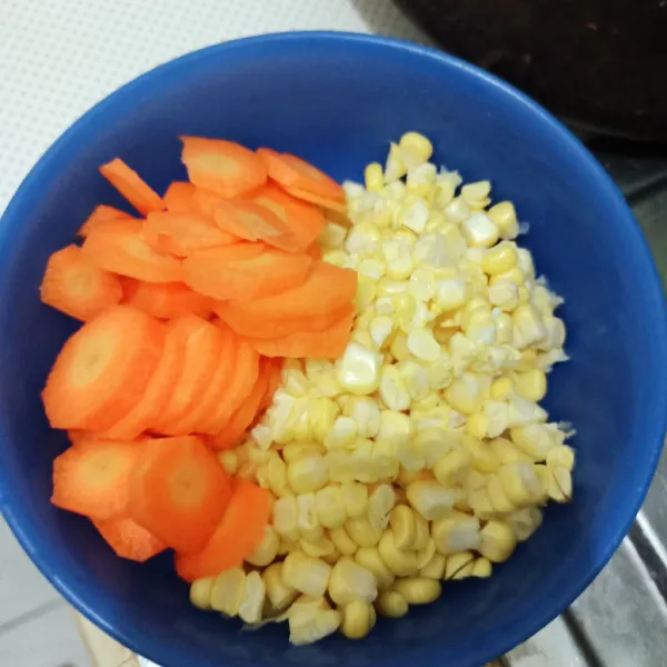 Sisir jagung dan potong wortel.
