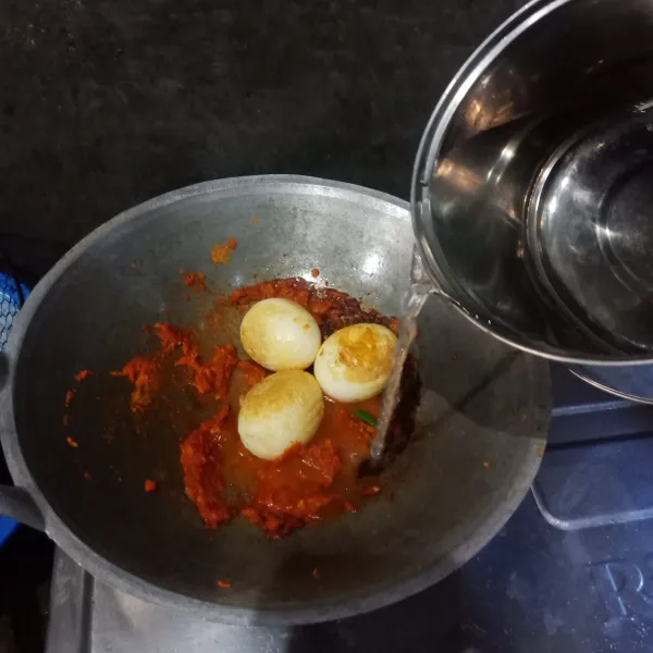 Masukkan telur, air, dan daun jeruk.