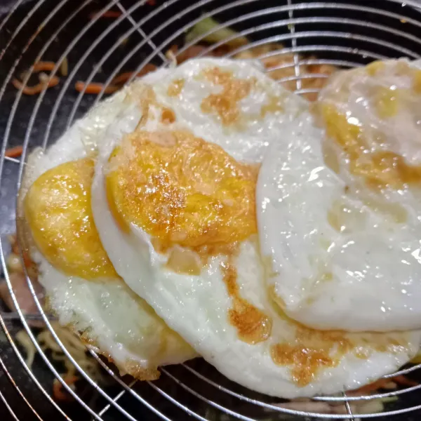 Ceplok telur dengan sedikit garam. Angkat dan tiriskan.