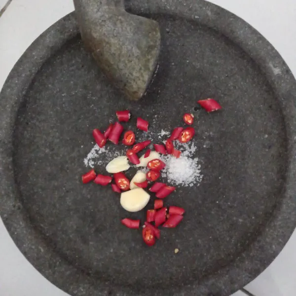 Membuat sambal geprek : ulek halus cabe merah, bawang putih, gula pasir, garam