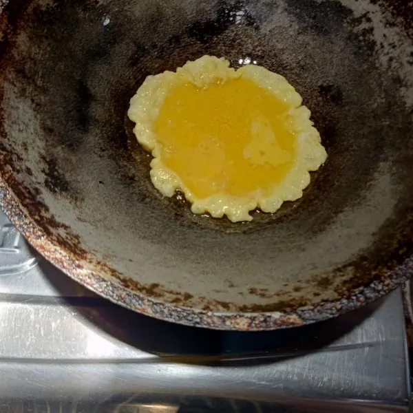 Lalu goreng telur dadar sampai matang.
