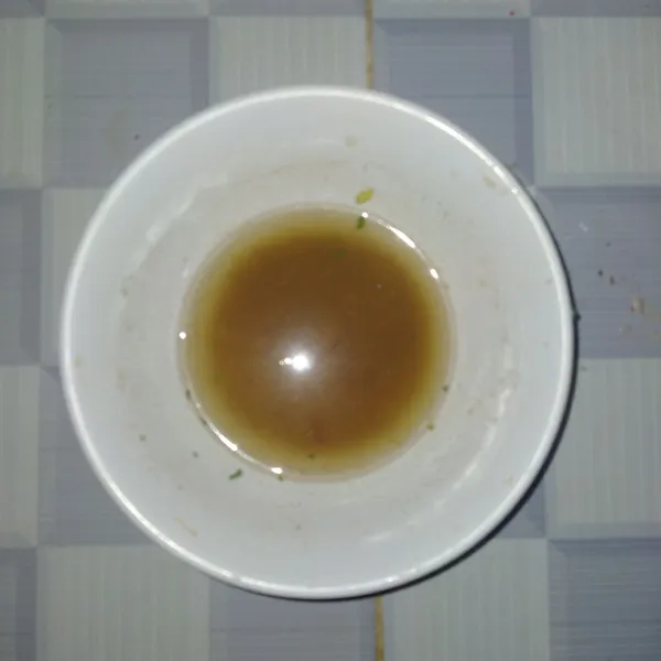 Campur semua bumbu dan air.