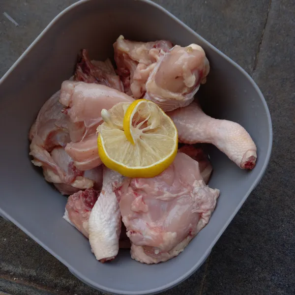 Potong potong ayam, bersihkan kemudian lumuri jeruk lemon dan sedikit garam, sisihkan.