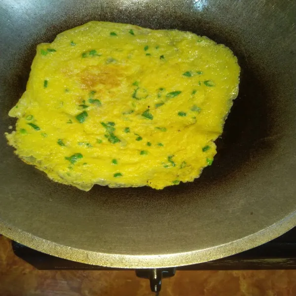 Siapkan minyak panas, lalu goreng telur dadar hingga matang. Sisihkan dahulu.