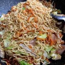 Tambahkan daun bawang. Sambil diaduk. Mie siap disajikan.